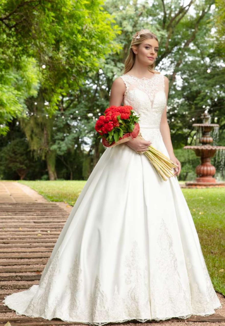 Vestido noiva princesa em zibeline off-white e aplicações de renda fio de seda.