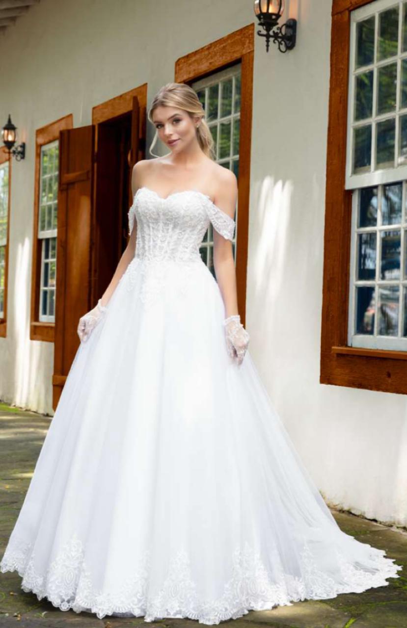 Vestido noiva fluído tomara que caia, inspiração romântica. O modelo apresenta decote coração com graciosas alças pendentes emoldurando os braços.