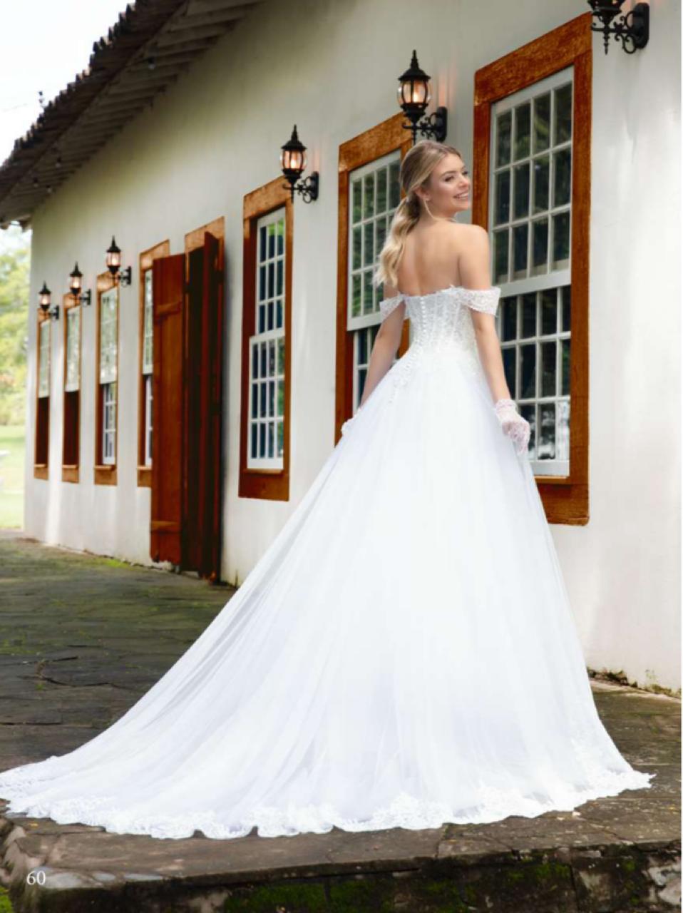 Vestido noiva fluído tomara que caia, inspiração romântica. O modelo apresenta decote coração com graciosas alças pendentes emoldurando os braços.