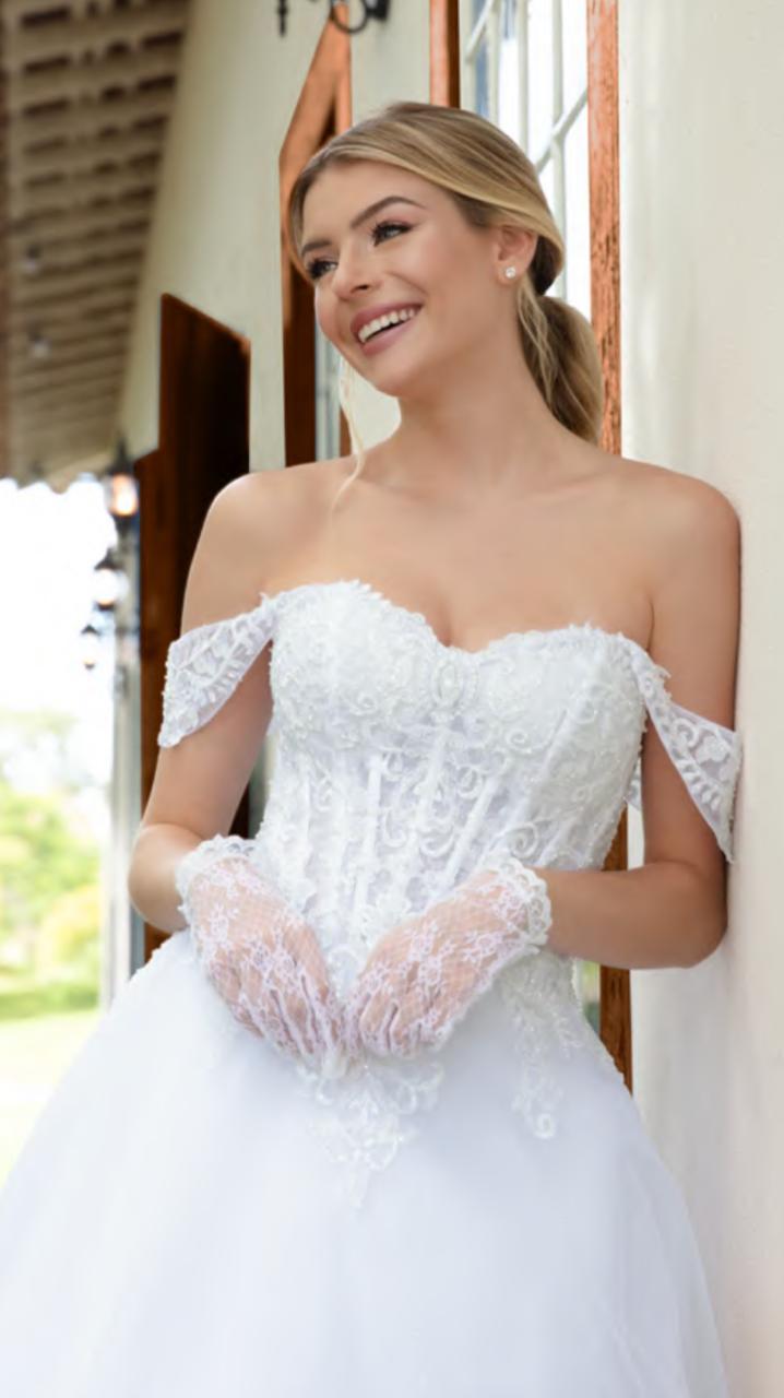 Vestido noiva fluído tomara que caia, inspiração romântica. O modelo apresenta decote coração com graciosas alças pendentes emoldurando os braços.