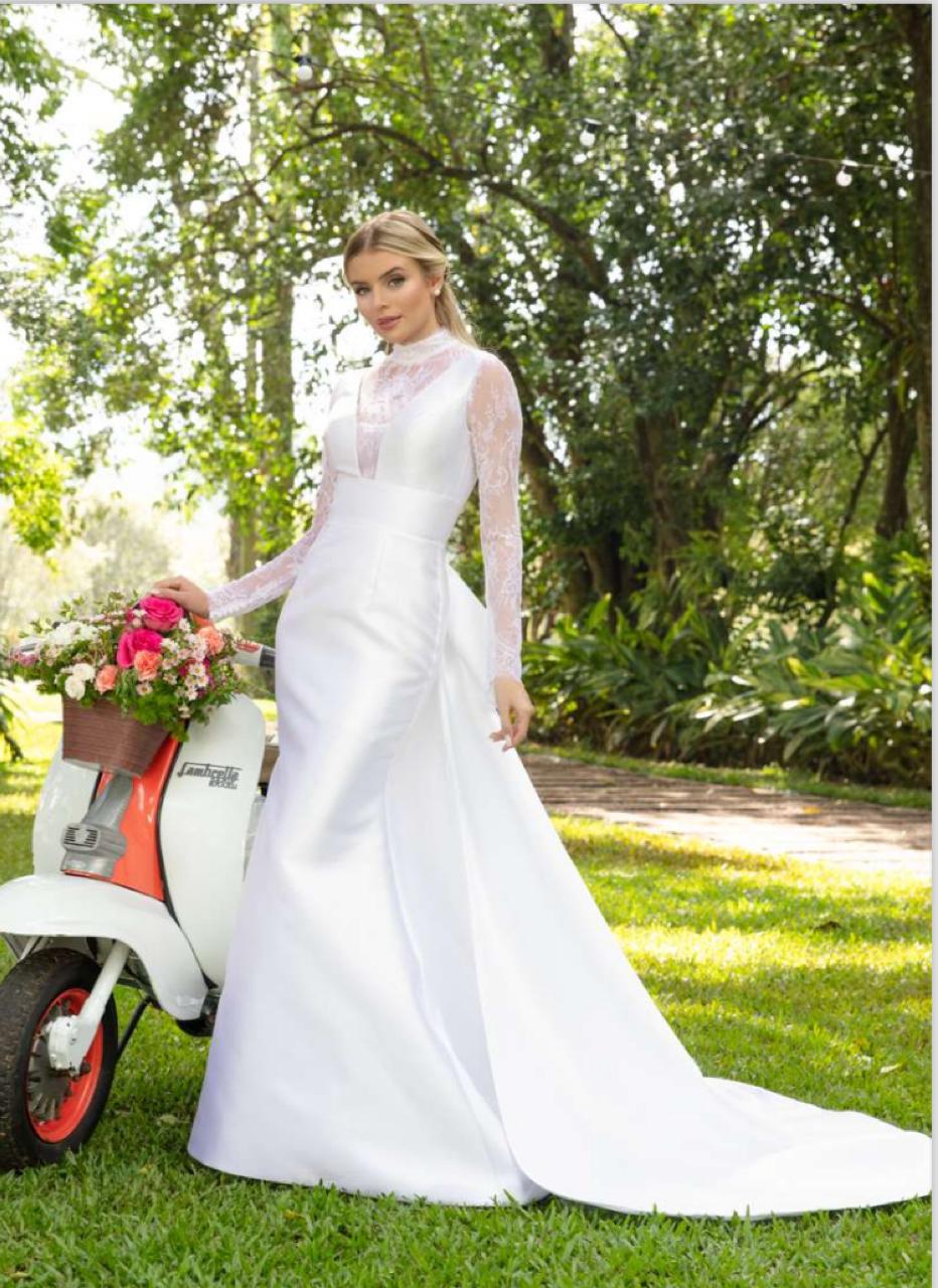 Vestido noiva alfaiataria em zibeline branca, apresenta a sofisticação proposta pelo estilo minimalista.