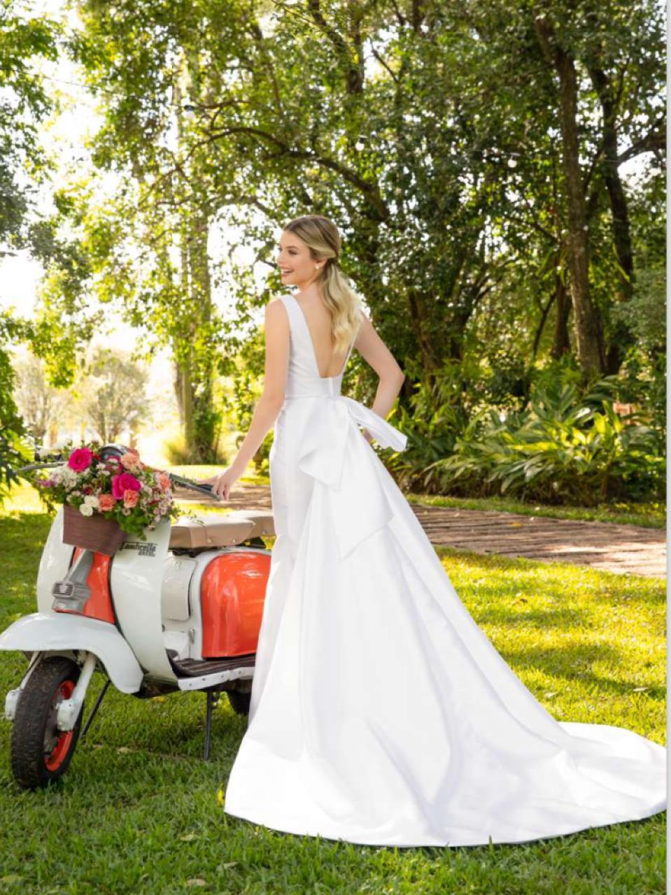 Vestido noiva alfaiataria em zibeline branca, apresenta a sofisticação proposta pelo estilo minimalista.