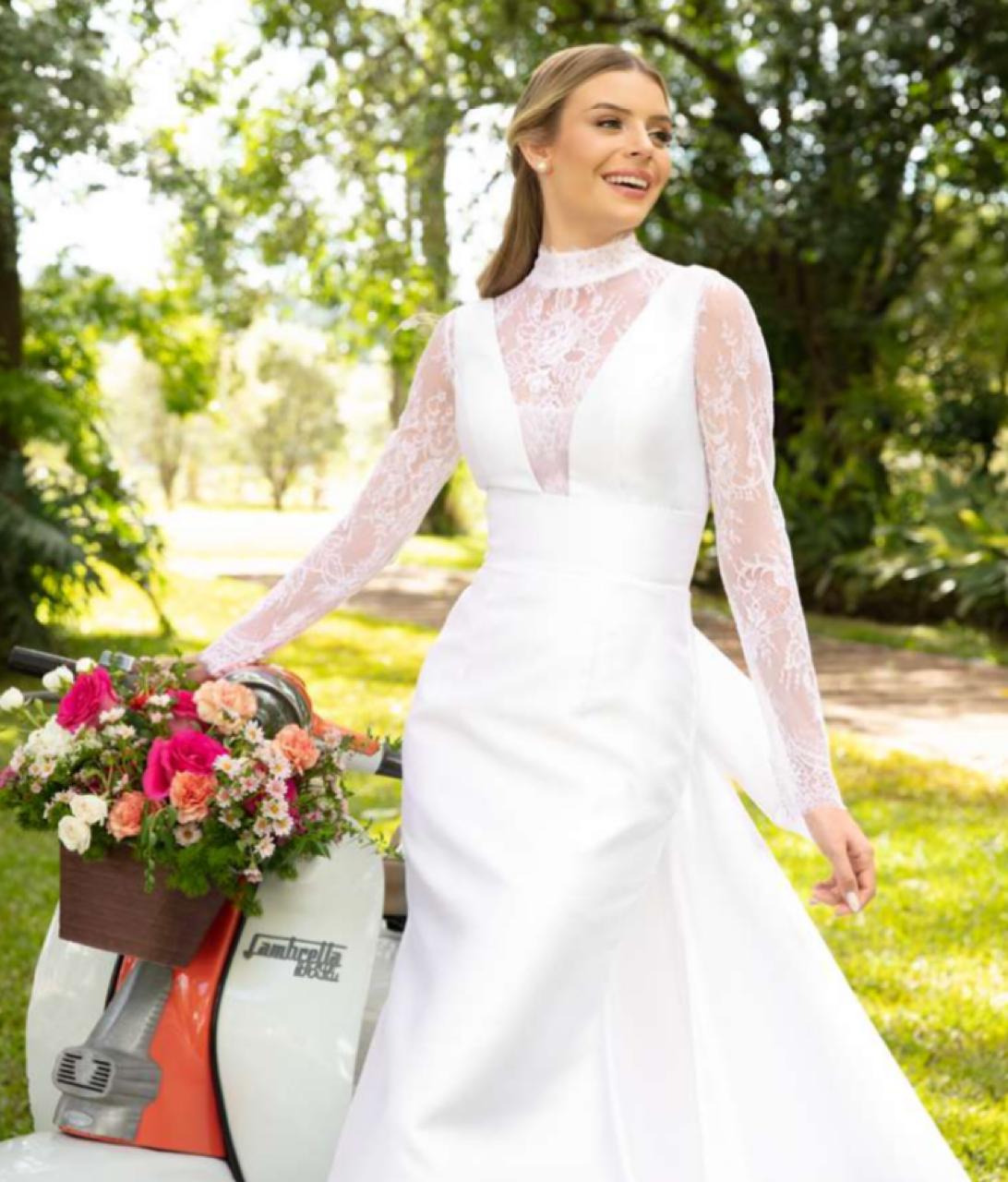 Vestido noiva alfaiataria em zibeline branca, apresenta a sofisticação proposta pelo estilo minimalista.