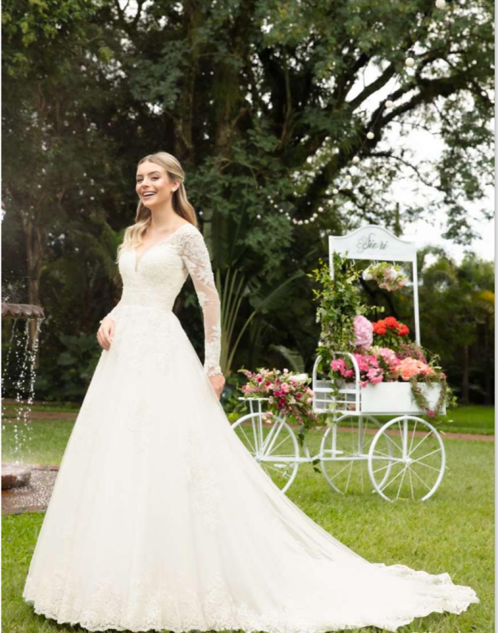 Vestido noiva clássico em tule com aplicações de renda fio de seda off white.