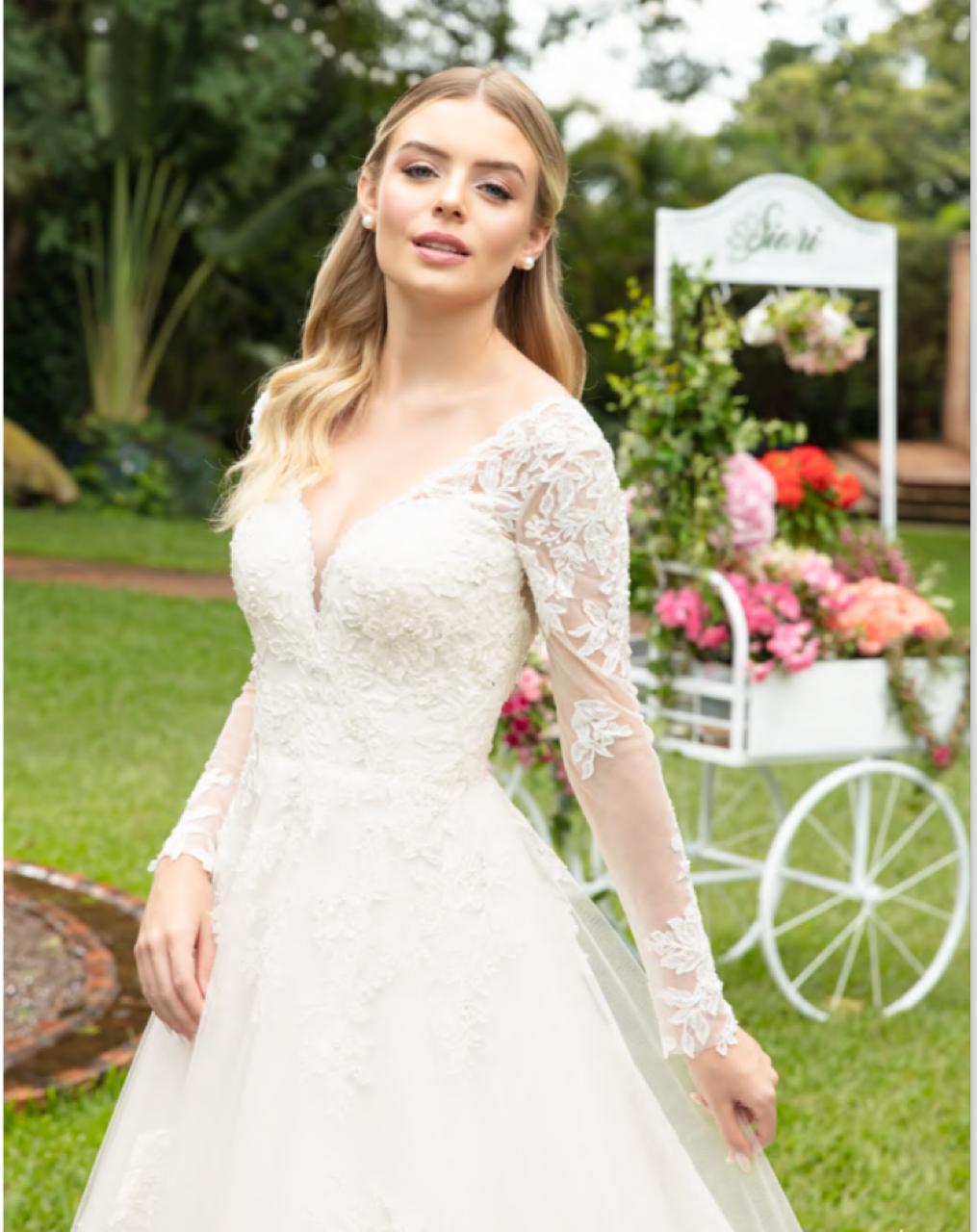 Vestido noiva clássico em tule com aplicações de renda fio de seda off white.