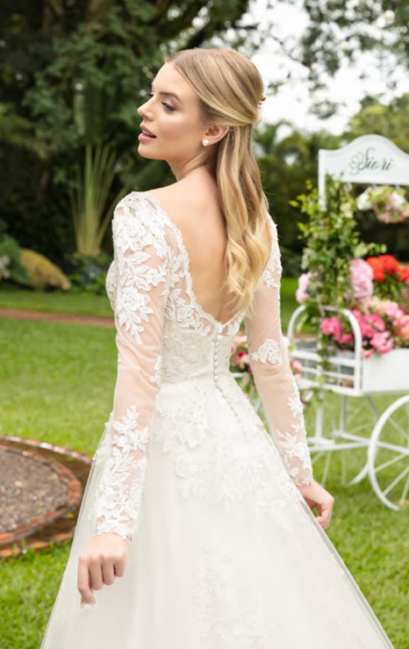 Vestido noiva clássico em tule com aplicações de renda fio de seda off white.