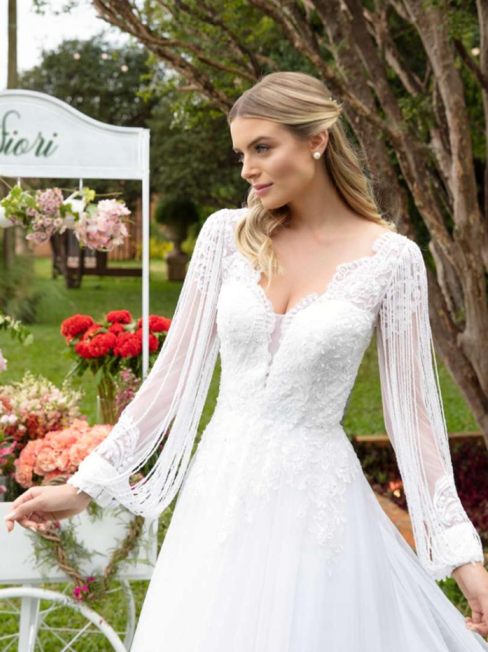 Vestido noiva romântico fluido em tela high gloss sobreposta por tule e aplicações de renda fio de seda.