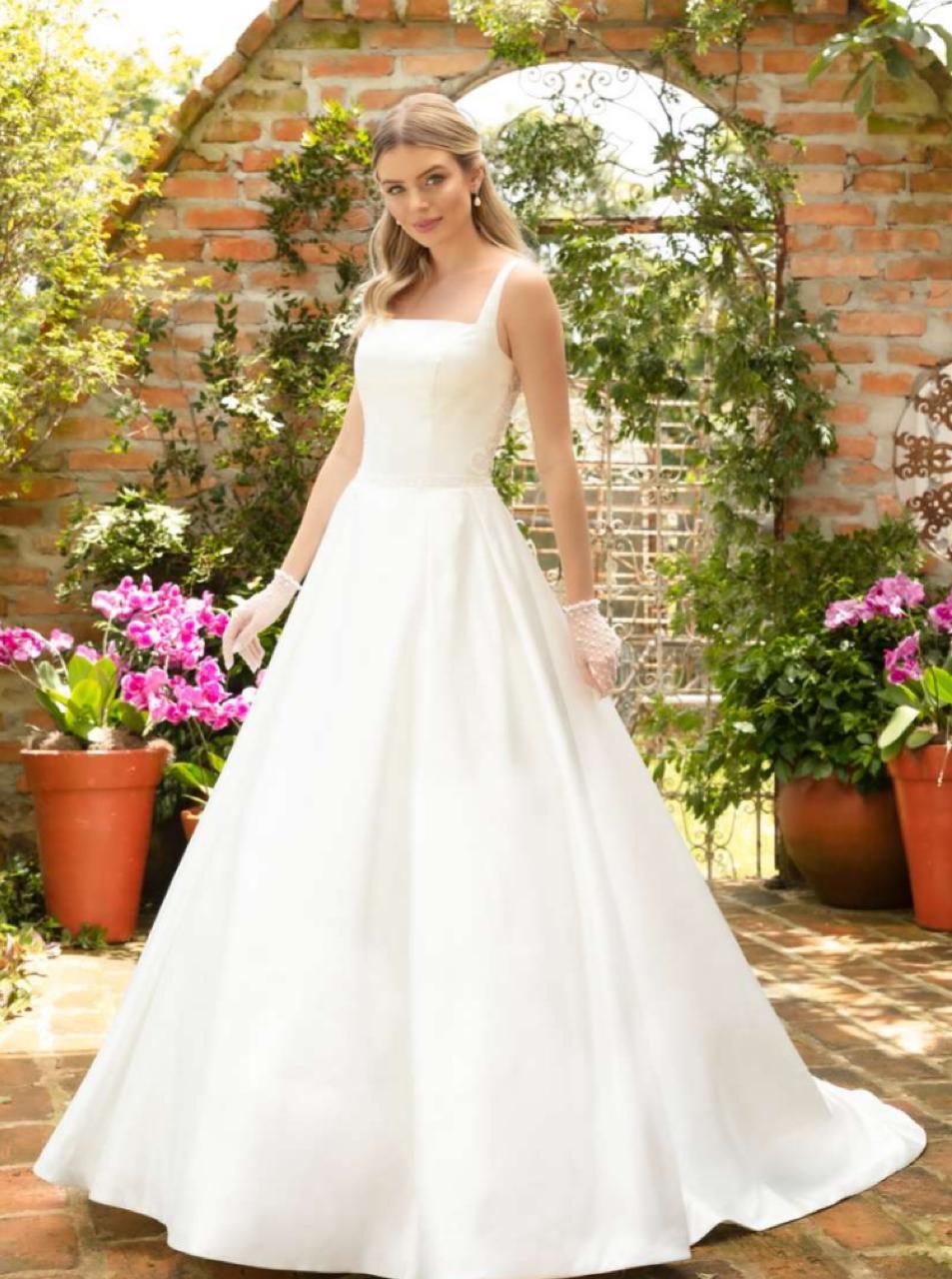 Vestido noiva minimalista em cetim off-white. O modelo apresenta uma inspiração romântica contemporânea.