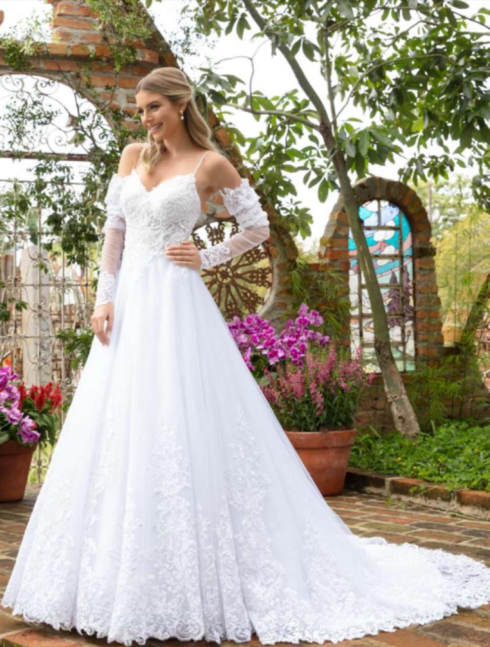 Vestido noiva inspiração romântica em tela high gloss branca, sobreposta por tule com rico barrado em renda fio de seda.