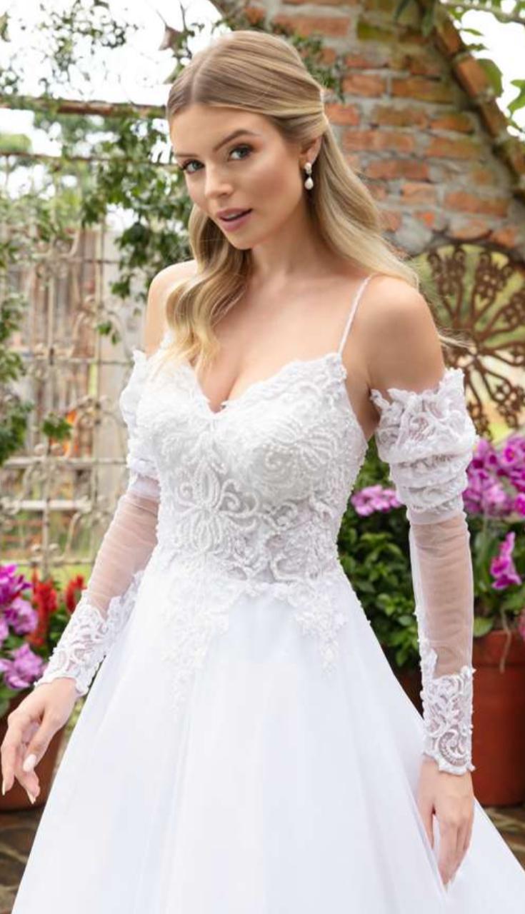 Vestido noiva inspiração romântica em tela high gloss branca, sobreposta por tule com rico barrado em renda fio de seda.