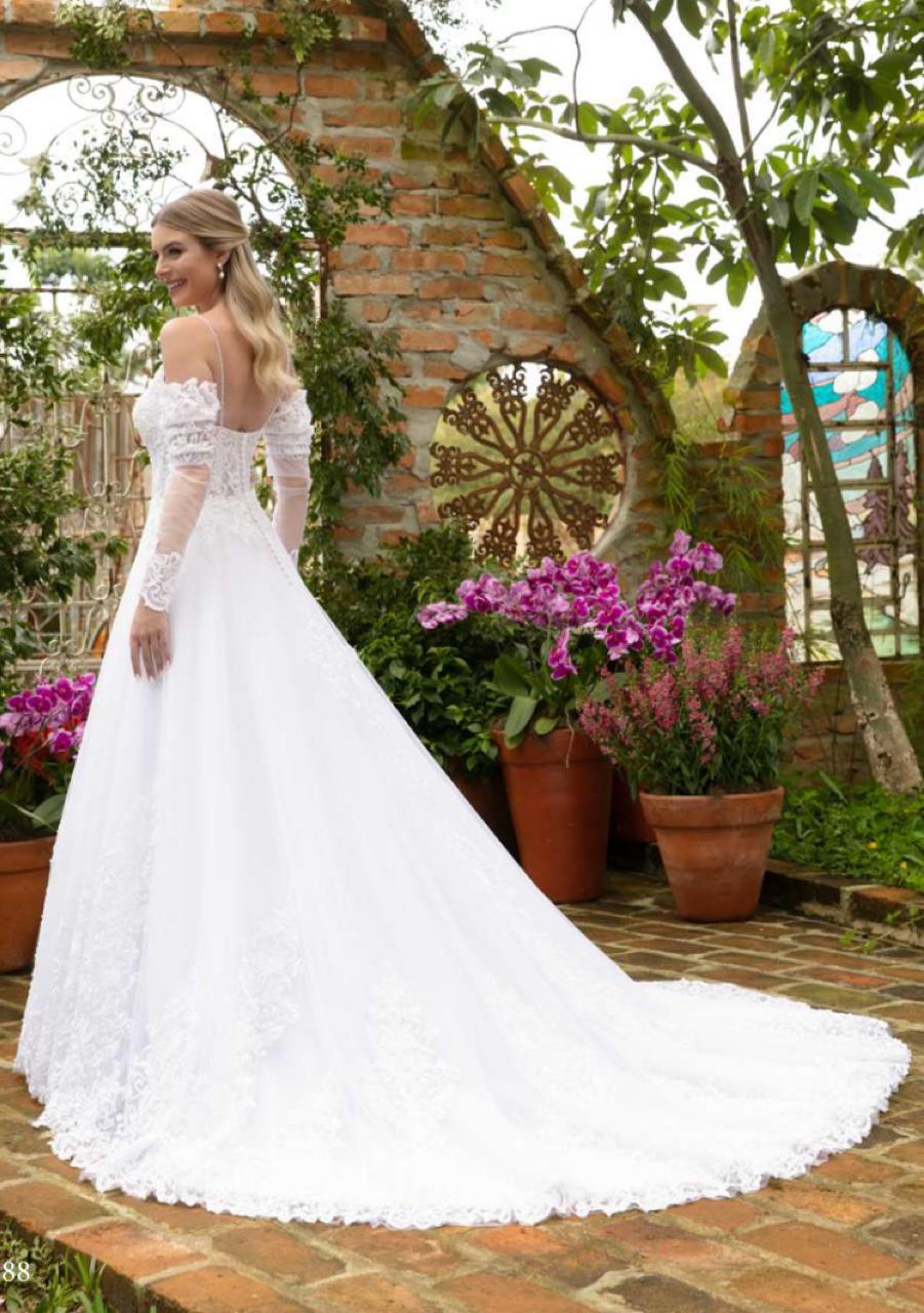 Vestido noiva inspiração romântica em tela high gloss branca, sobreposta por tule com rico barrado em renda fio de seda.