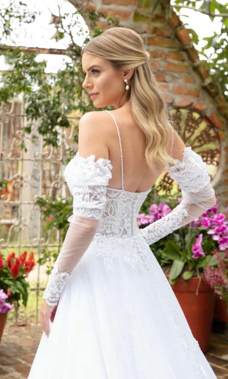 Vestido noiva inspiração romântica em tela high gloss branca, sobreposta por tule com rico barrado em renda fio de seda.