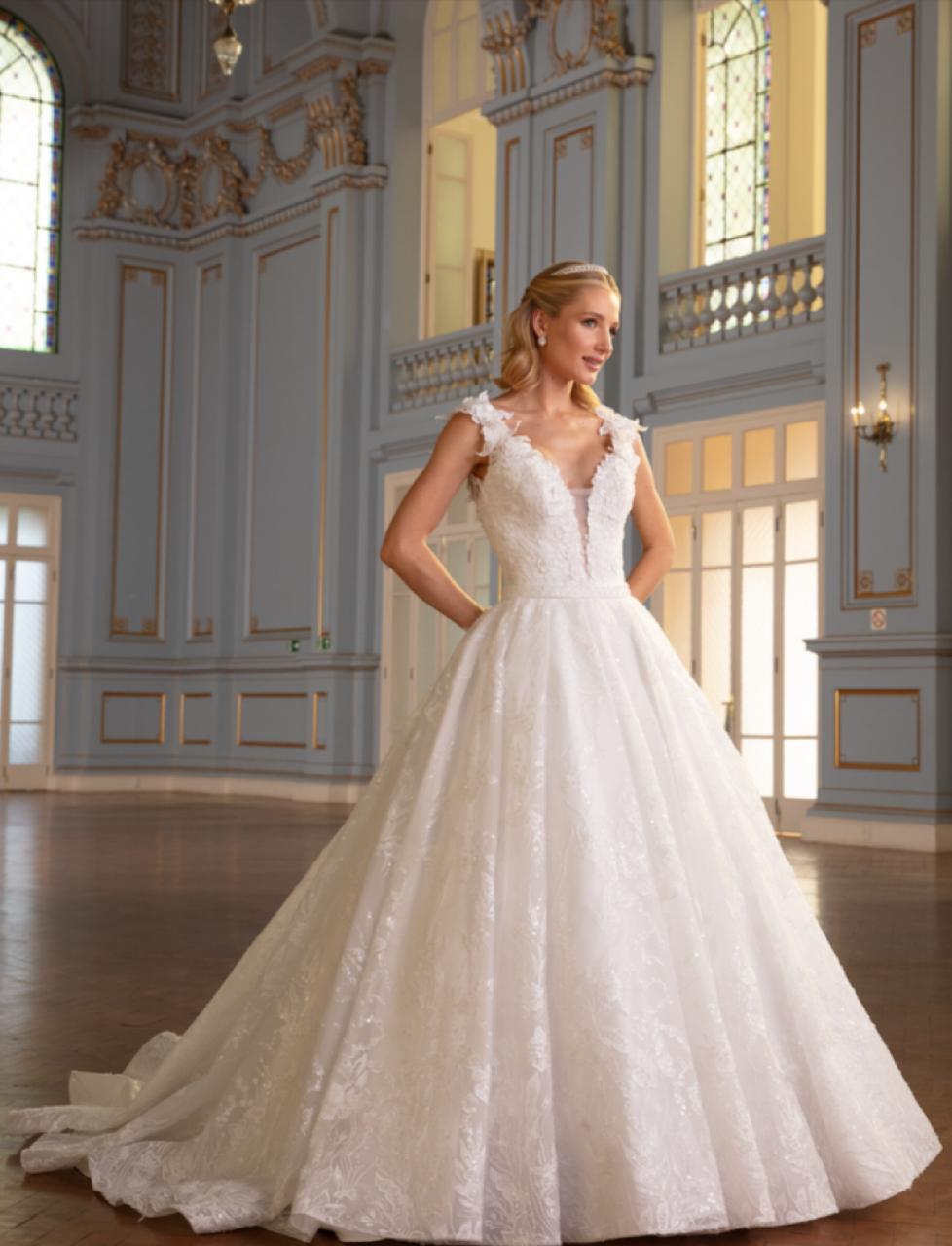Vestido noiva rodado, branco. Decote em v, vestido em tela de crinol engomada.