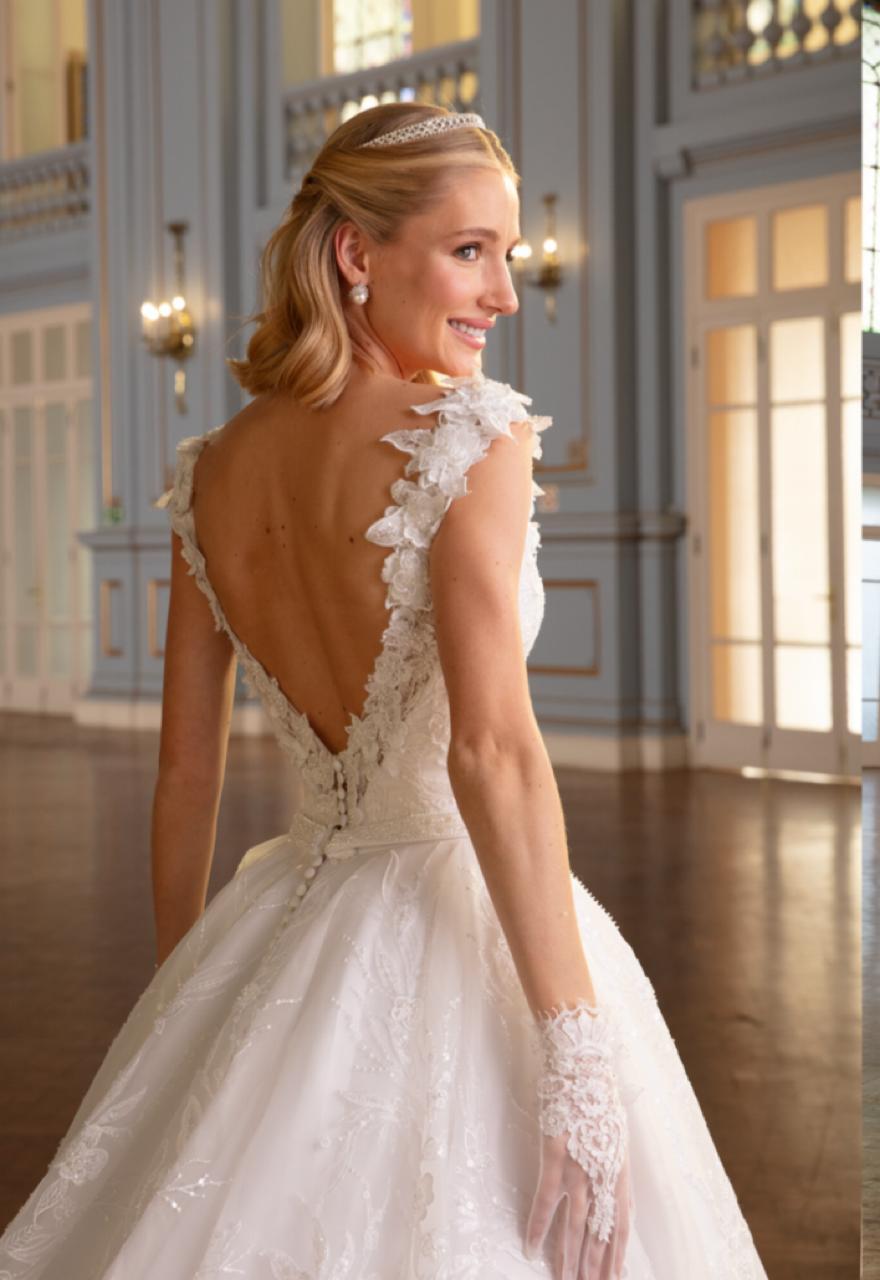 Vestido noiva rodado, branco. Decote em v, vestido em tela de crinol engomada.