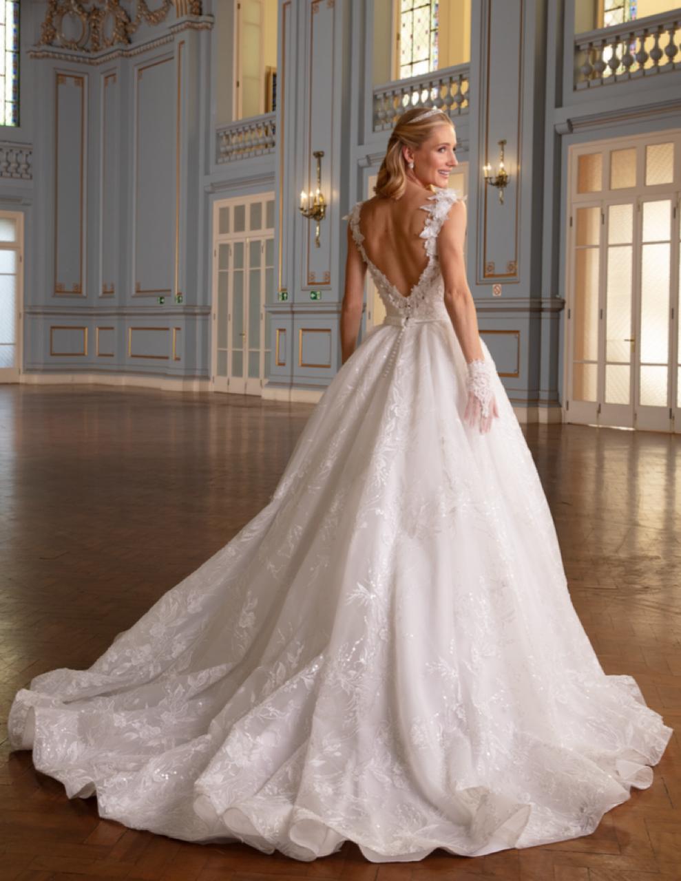 Vestido noiva rodado, branco. Decote em v, vestido em tela de crinol engomada.