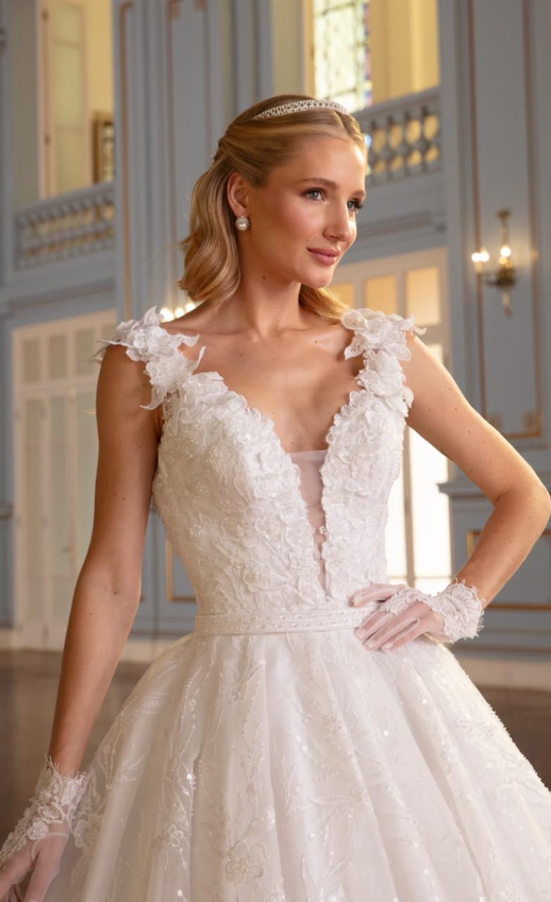 Vestido noiva rodado, branco. Decote em v, vestido em tela de crinol engomada.