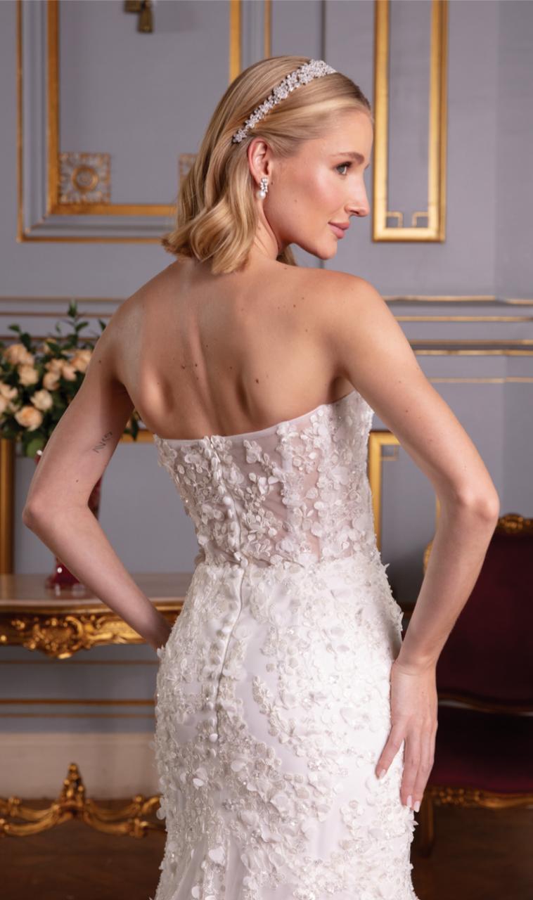 Vestido noiva sereia off-white, tomara que caia. Vestido em cetim sobreposto por tule com aplicações de renda fio de seda e barrado de renda e crinol.