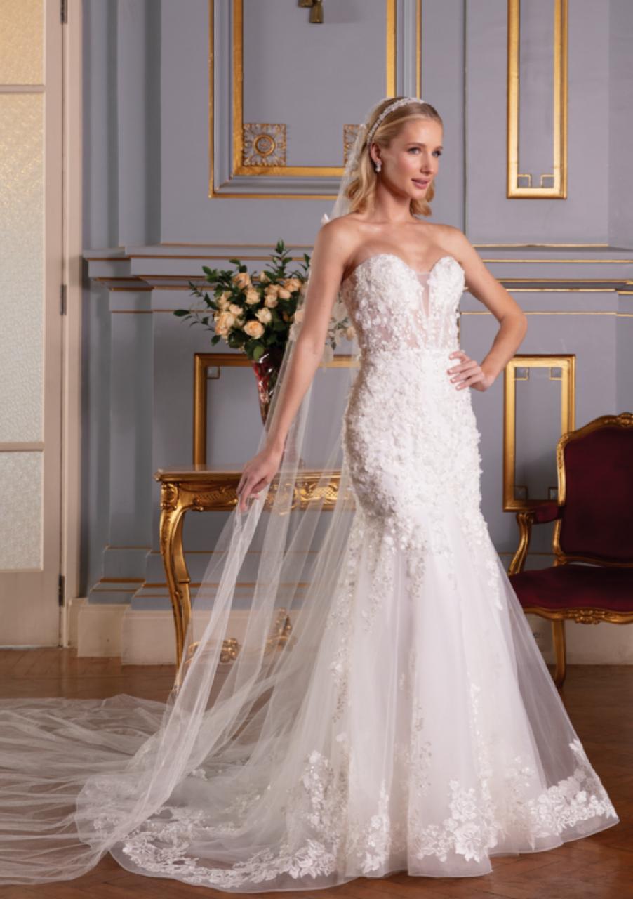 Vestido noiva sereia off-white, tomara que caia. Vestido em cetim sobreposto por tule com aplicações de renda fio de seda e barrado de renda e crinol.