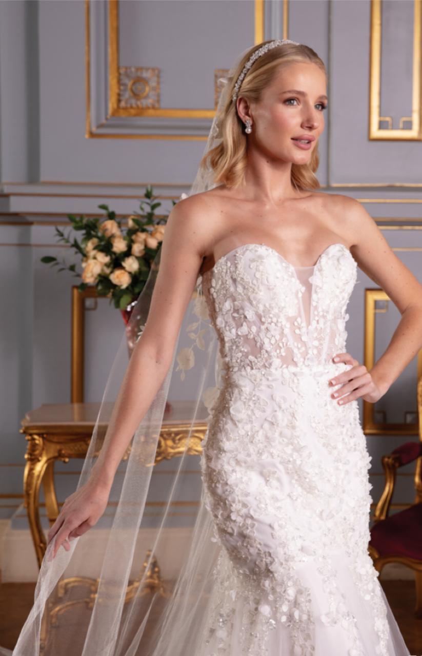 Vestido noiva sereia off-white, tomara que caia. Vestido em cetim sobreposto por tule com aplicações de renda fio de seda e barrado de renda e crinol.