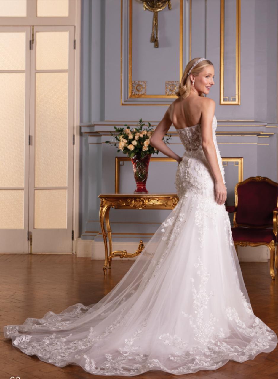 Vestido noiva sereia off-white, tomara que caia. Vestido em cetim sobreposto por tule com aplicações de renda fio de seda e barrado de renda e crinol.