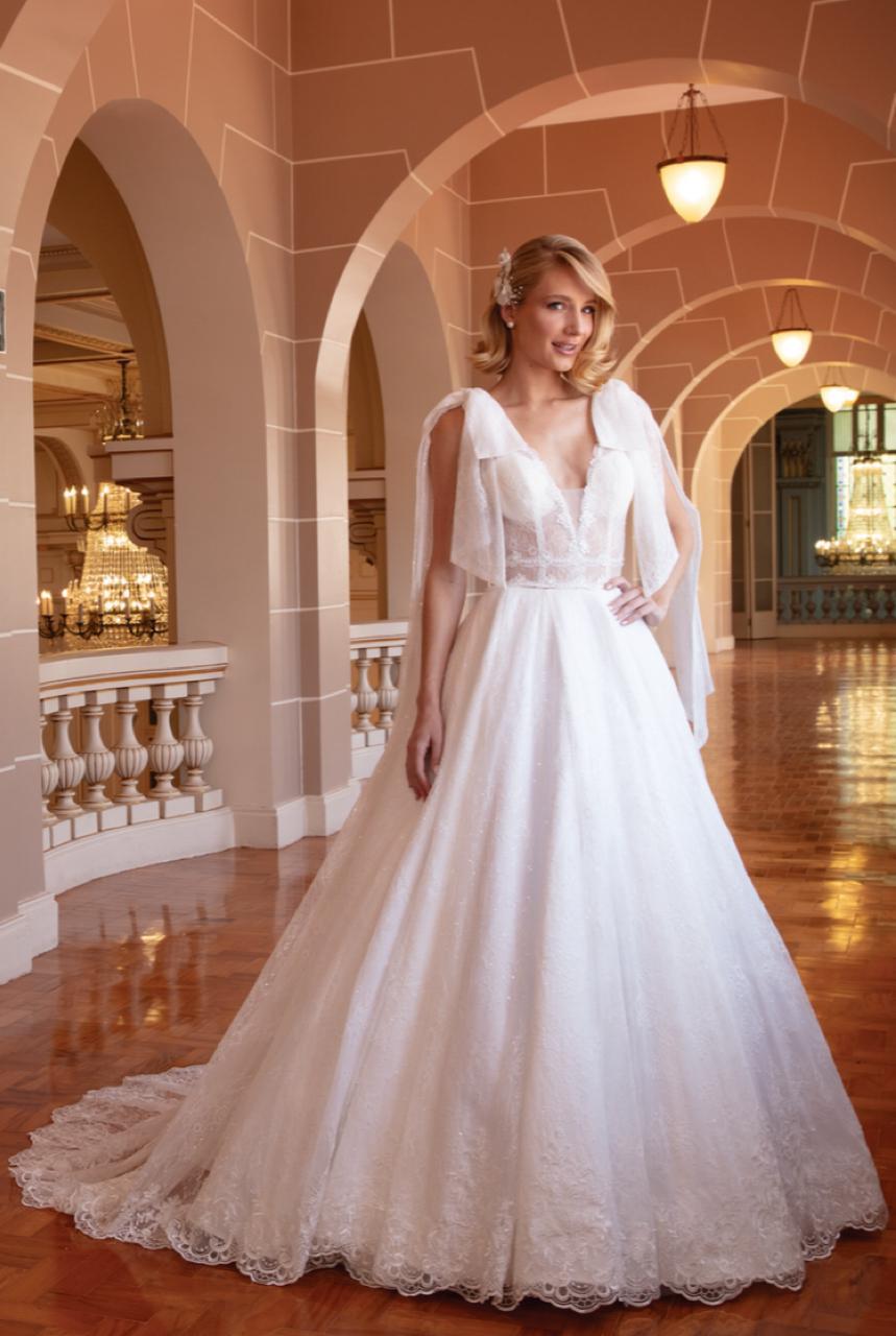 Vestido noiva rodado, branco, decote v, vestido em cetim sobreposto por renda francesa paetezada e barrado de renda fio de seda.