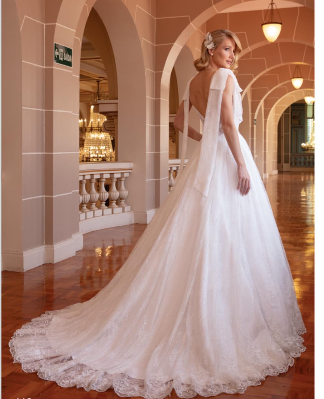 Vestido noiva rodado, branco, decote v, vestido em cetim sobreposto por renda francesa paetezada e barrado de renda fio de seda.