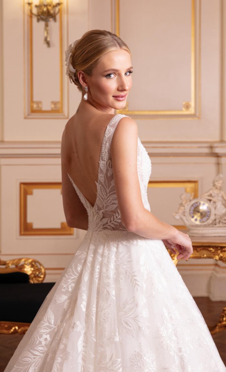 Vestido de noiva rodado, off-white, decote v. Vestido em tela high gloss sobreposta por tule com aplicações de renda fio de seda florais, bordadas com paetês e barrado de crinol.