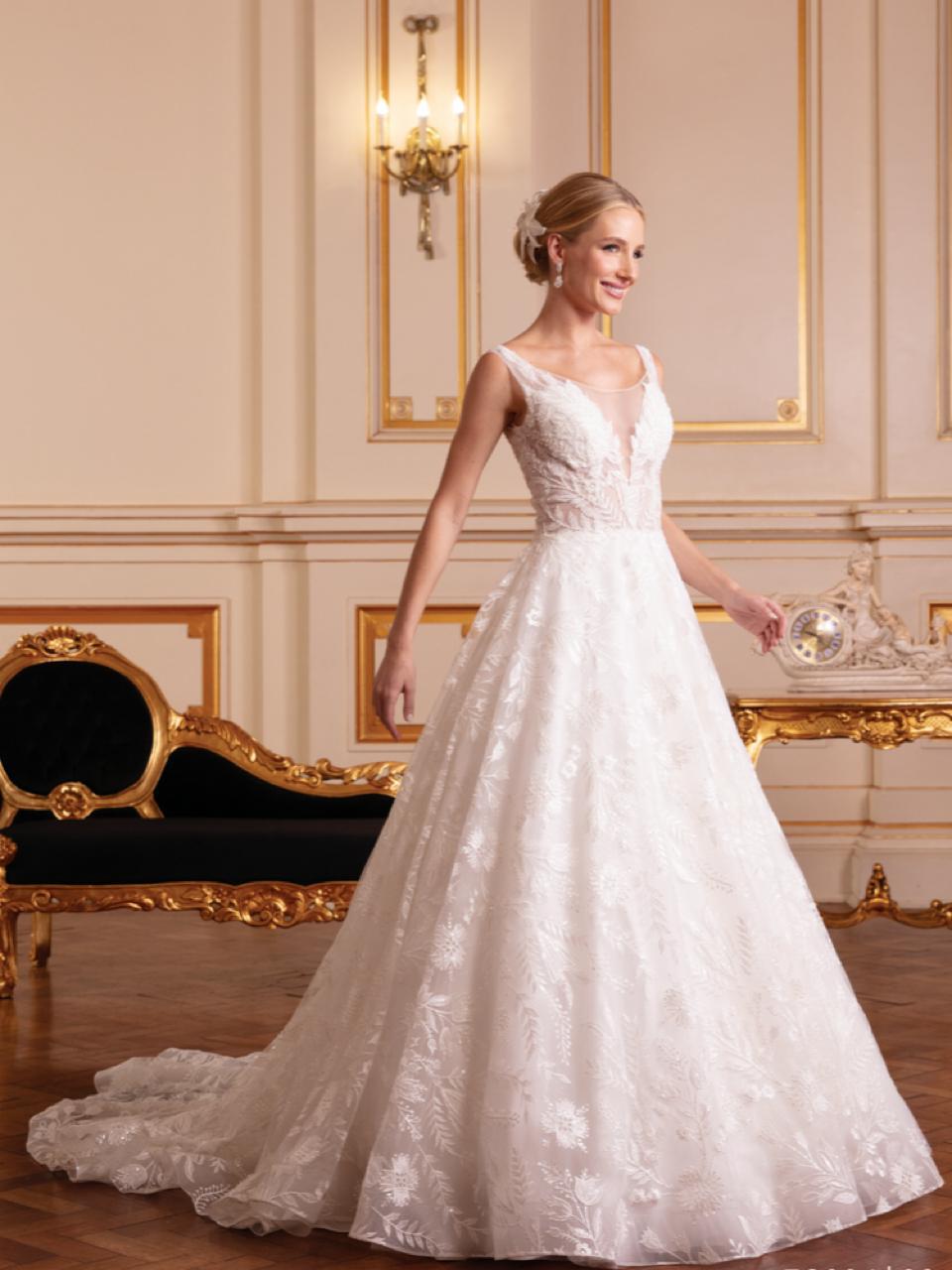 Vestido de noiva rodado, off-white, decote v. Vestido em tela high gloss sobreposta por tule com aplicações de renda fio de seda florais, bordadas com paetês e barrado de crinol.