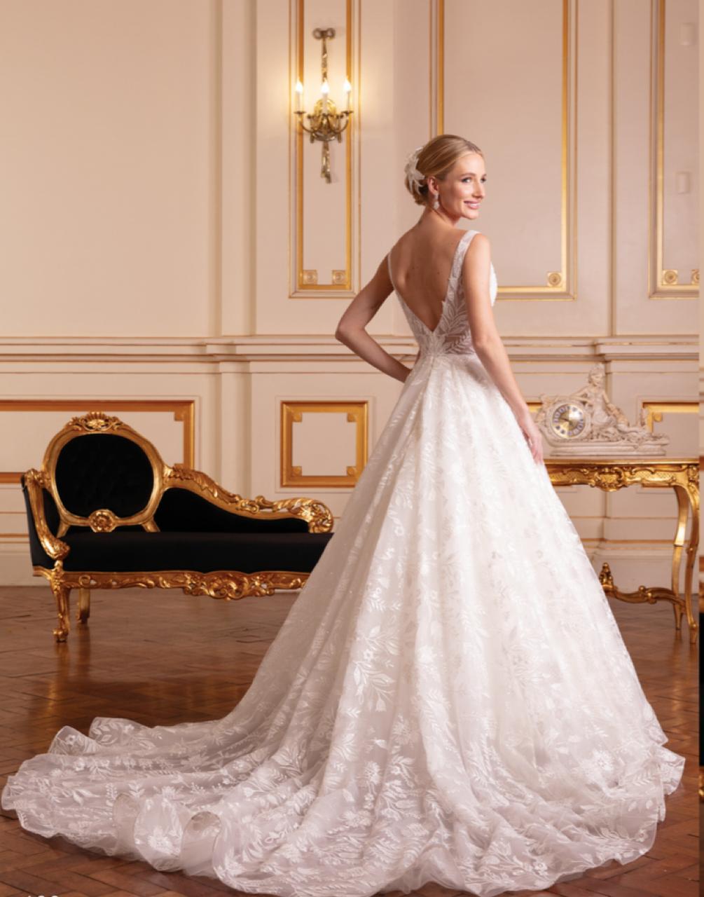 Vestido de noiva rodado, off-white, decote v. Vestido em tela high gloss sobreposta por tule com aplicações de renda fio de seda florais, bordadas com paetês e barrado de crinol.