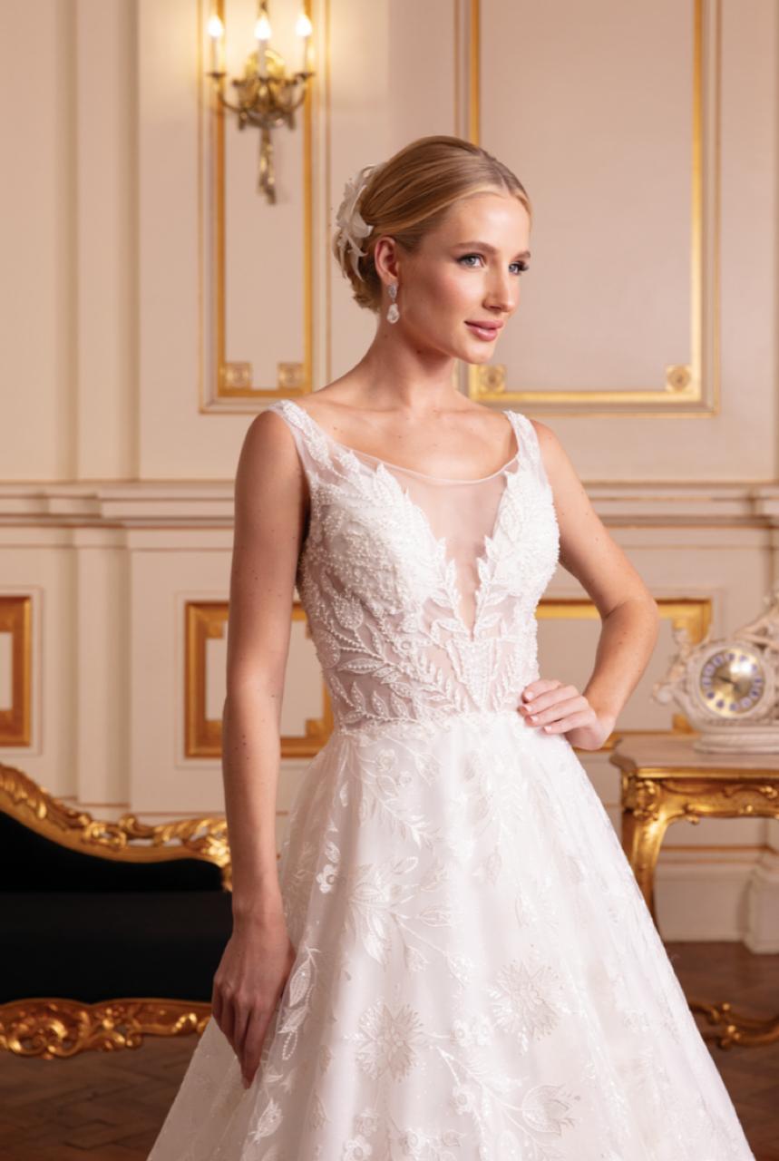 Vestido de noiva rodado, off-white, decote v. Vestido em tela high gloss sobreposta por tule com aplicações de renda fio de seda florais, bordadas com paetês e barrado de crinol.