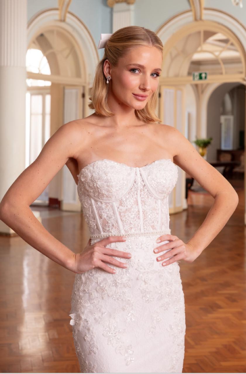 Vestido noiva estilo sereia, branco, tomara que caia. Vestido em renda francesa sobreposta por tule com aplicações de renda fio de seda e flores em relevo.