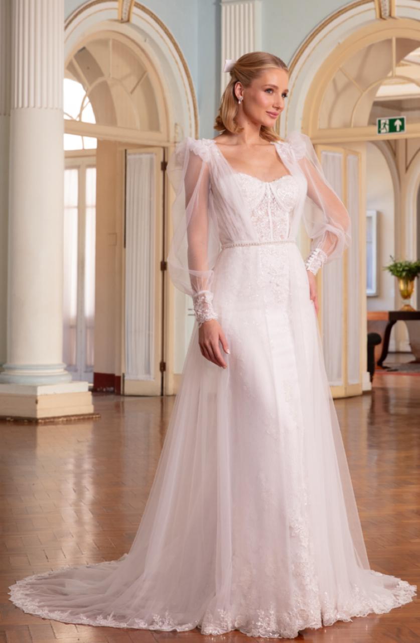 Vestido noiva estilo sereia, branco, tomara que caia. Vestido em renda francesa sobreposta por tule com aplicações de renda fio de seda e flores em relevo.