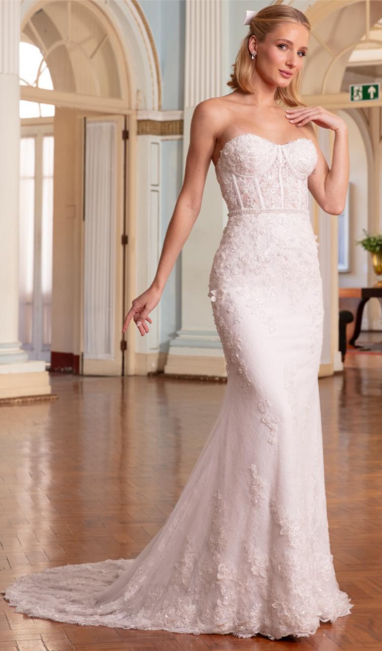 Vestido noiva estilo sereia, branco, tomara que caia. Vestido em renda francesa sobreposta por tule com aplicações de renda fio de seda e flores em relevo.