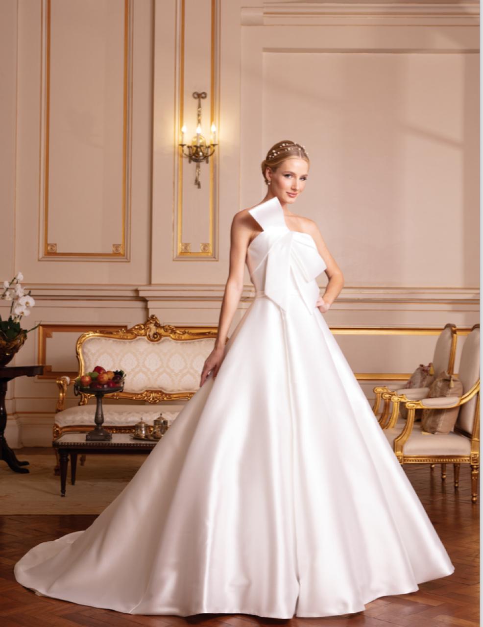 Vestido noiva rodado, off-white, decote tomara que caia com pala.