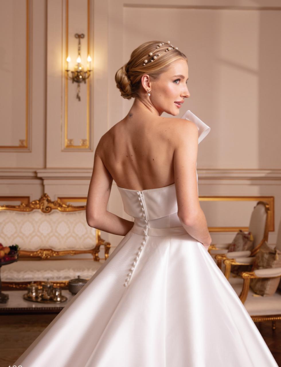 Vestido noiva rodado, off-white, decote tomara que caia com pala.