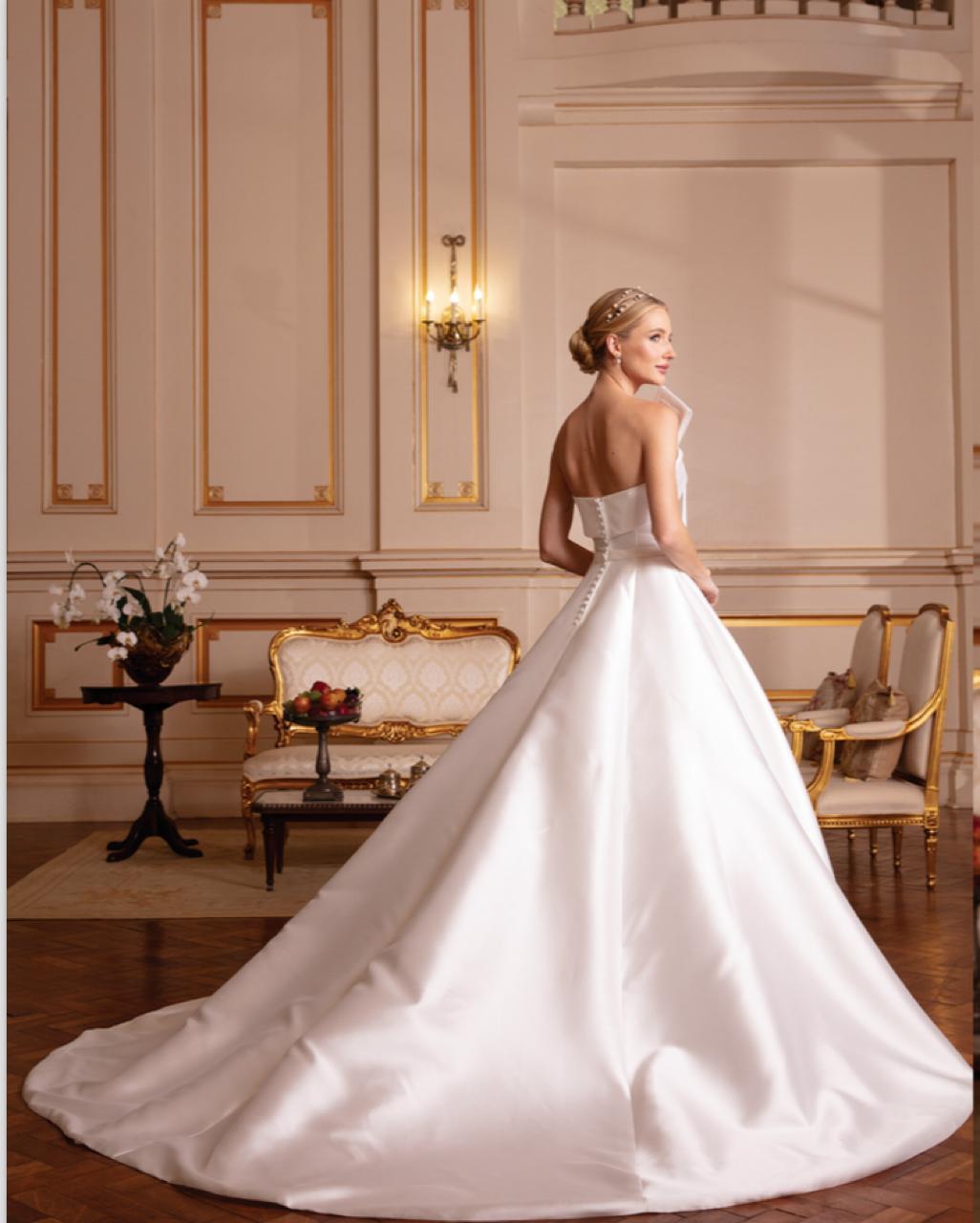 Vestido noiva rodado, off-white, decote tomara que caia com pala.