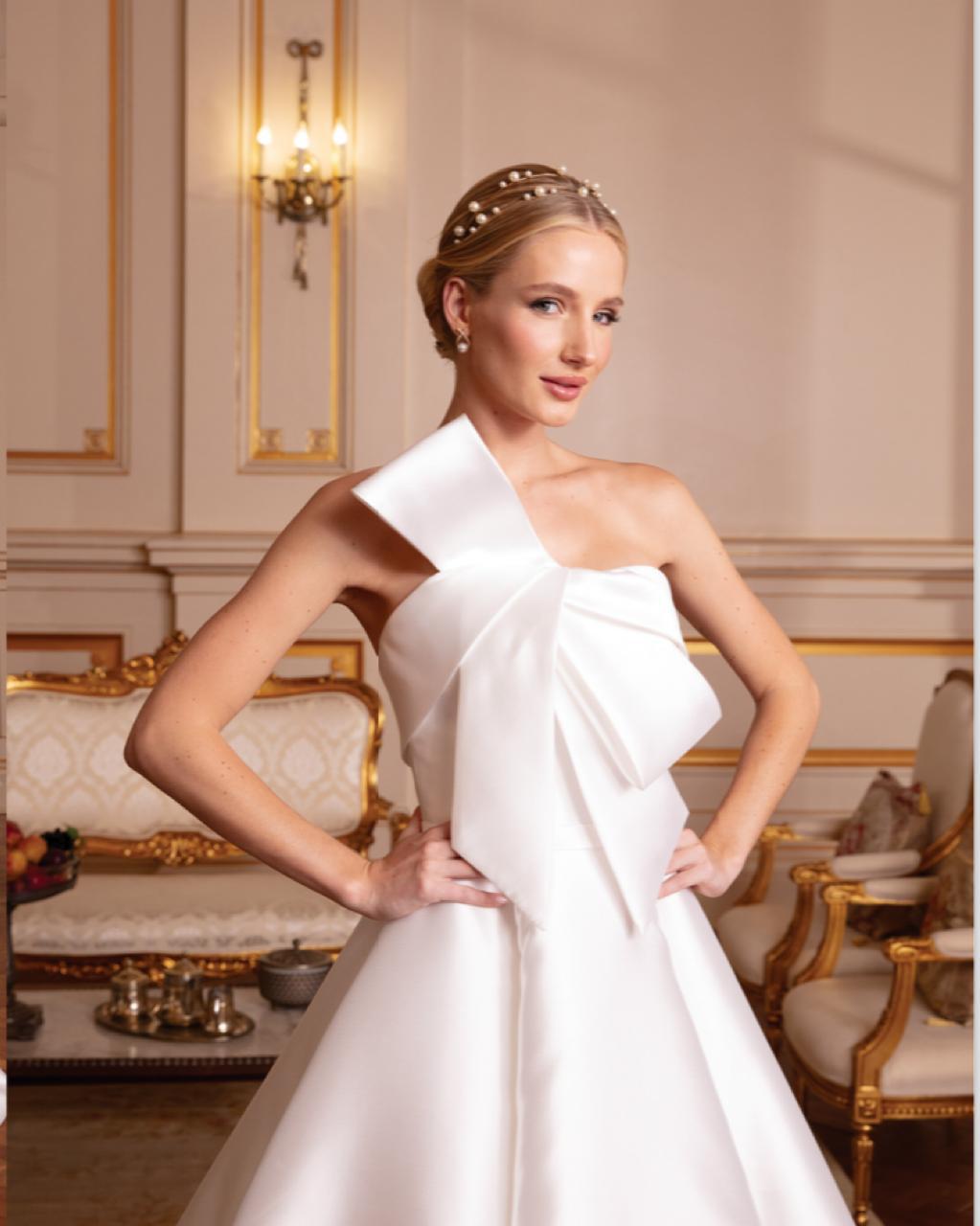 Vestido noiva rodado, off-white, decote tomara que caia com pala.