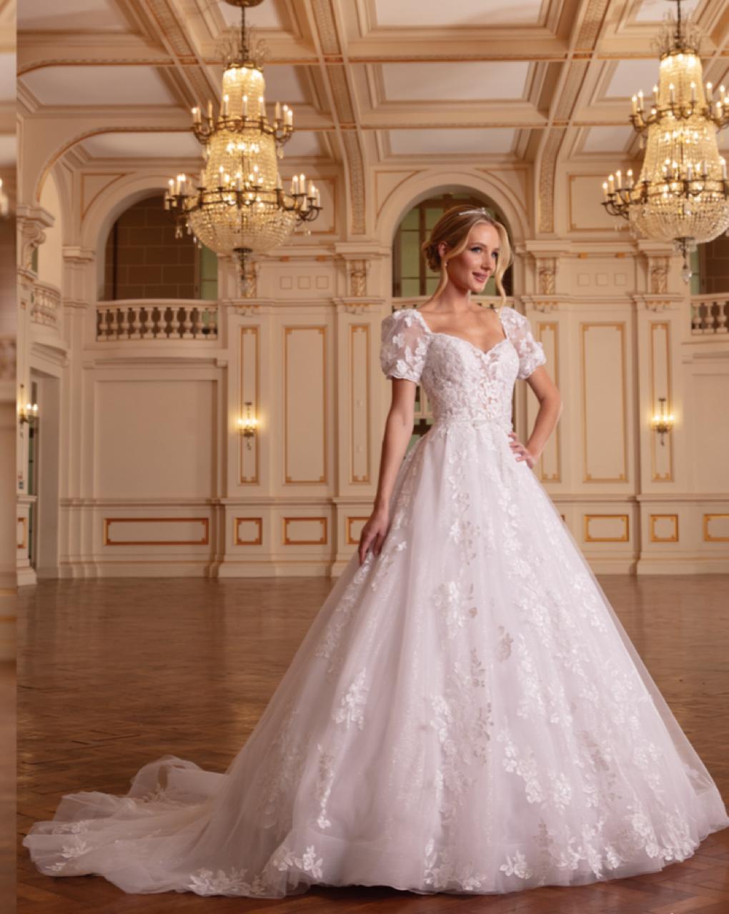 Vestido noiva rodado, branco, decote princesa com mangas bufantes.