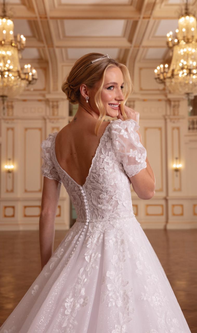 Vestido noiva rodado, branco, decote princesa com mangas bufantes.