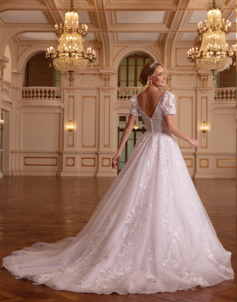 Vestido noiva rodado, branco, decote princesa com mangas bufantes.