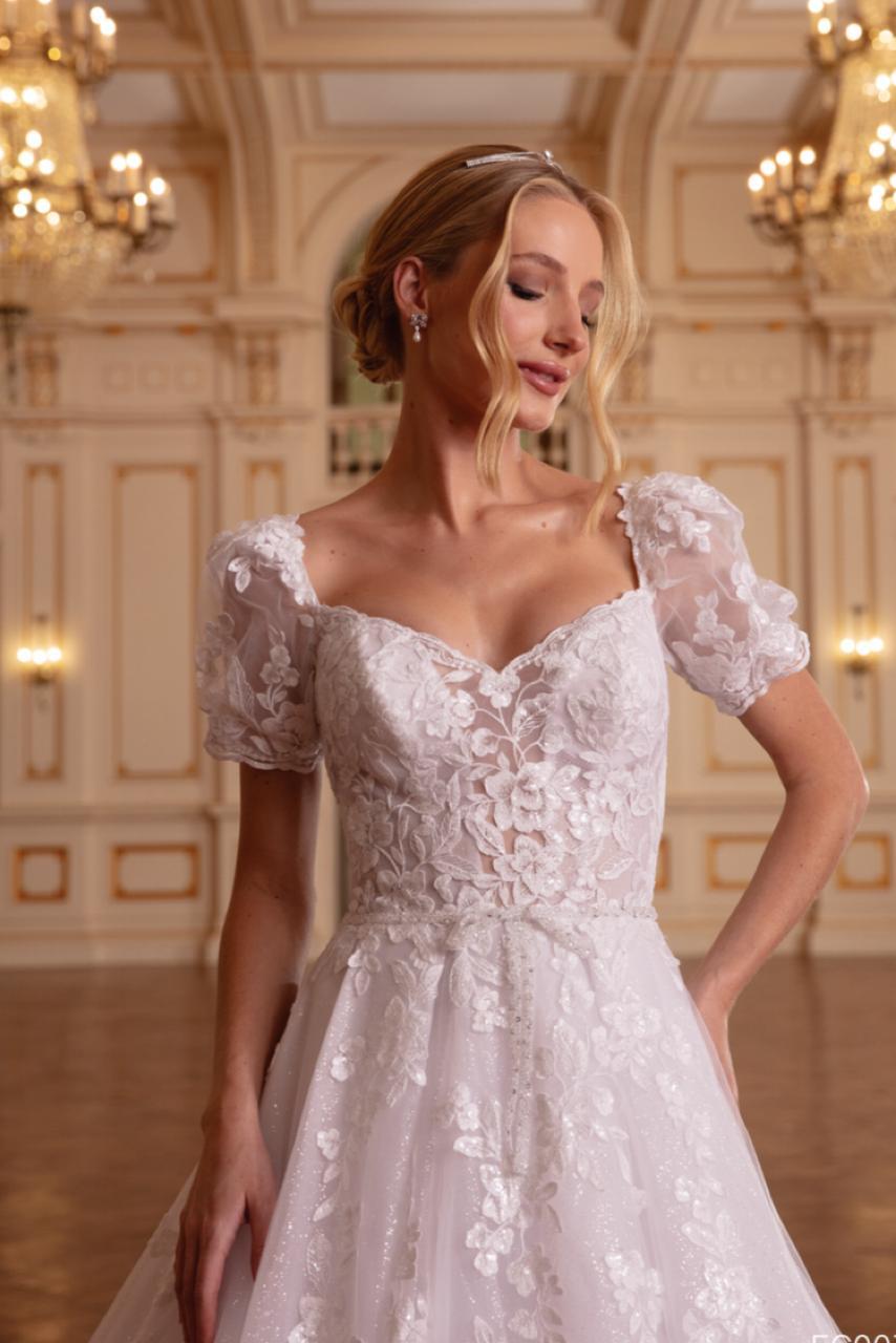 Vestido noiva rodado, branco, decote princesa com mangas bufantes.