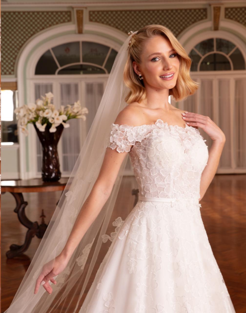 Vestido noiva rodado, off-white, ombro a ombro.
