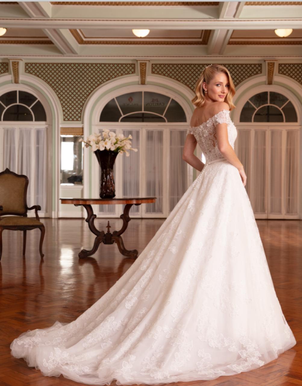 Vestido noiva rodado, off-white, ombro a ombro.