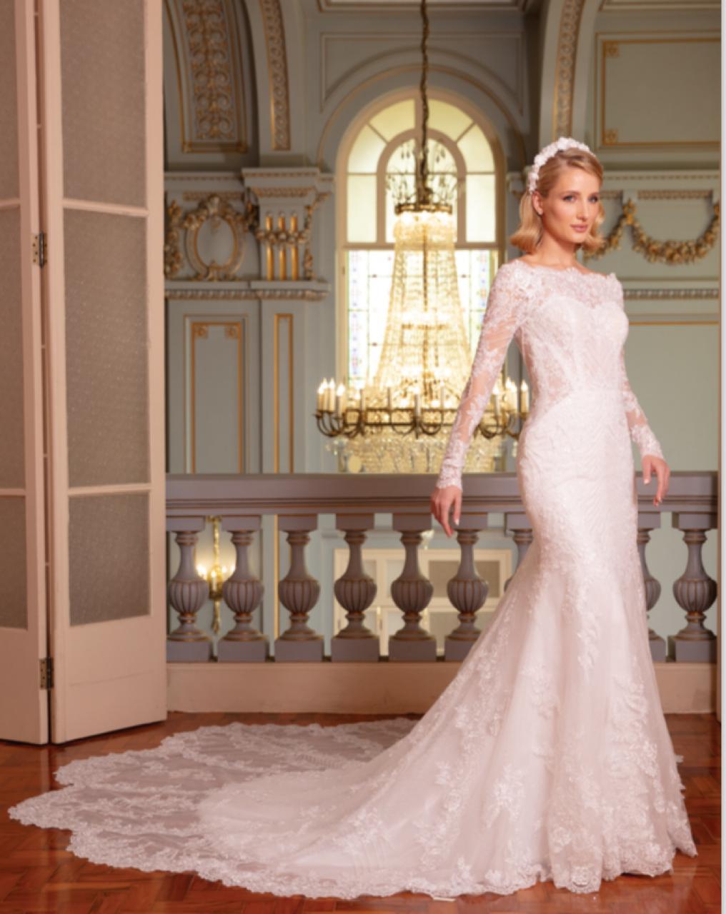 Vestido noiva estilo sereia, branco, ombro a ombro e manga longa.