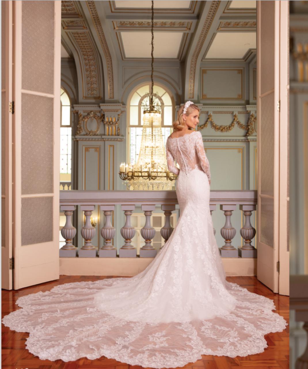 Vestido noiva estilo sereia, branco, ombro a ombro e manga longa.