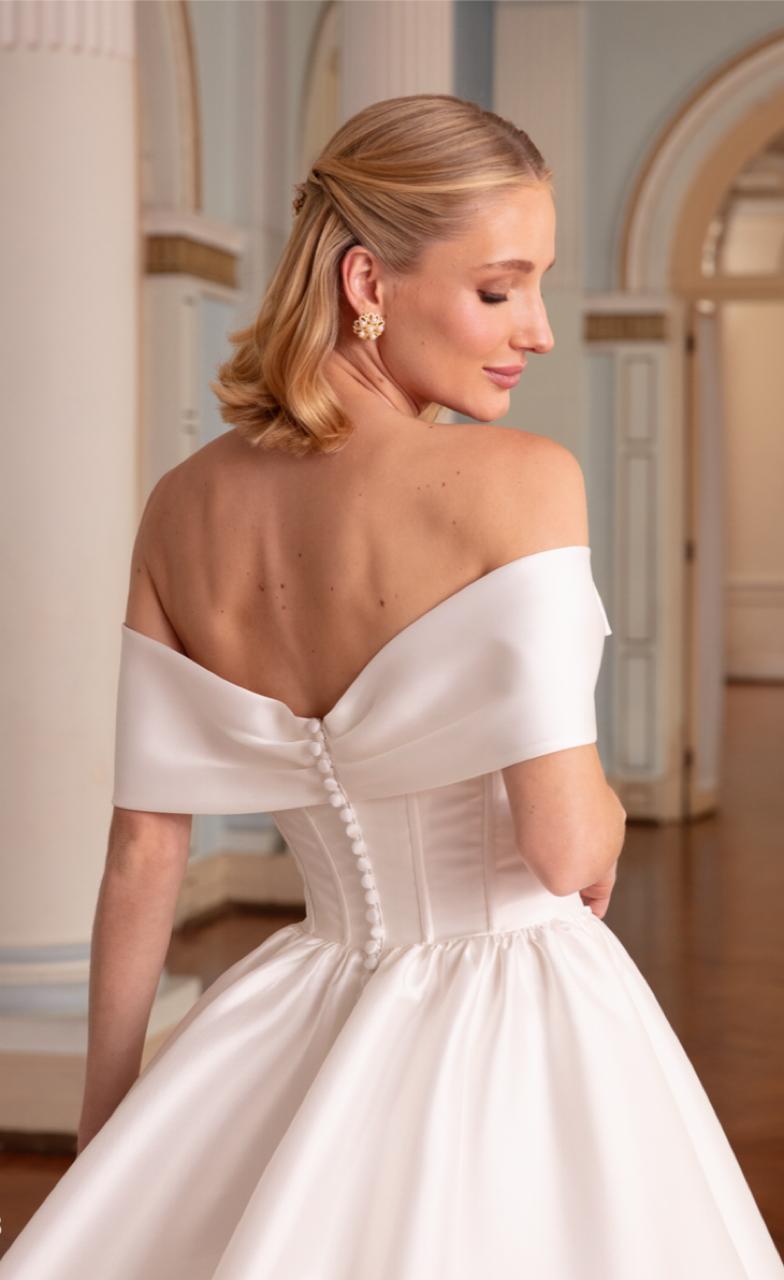 Vestido noiva rodado, off-white, decote tomara que caia com pala.