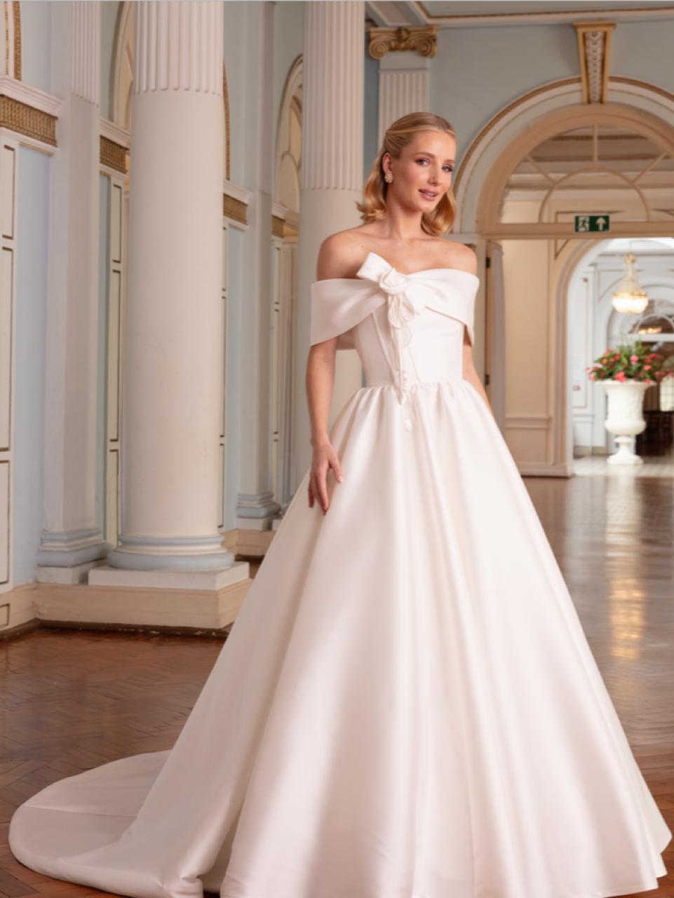 Vestido noiva rodado, off-white, decote tomara que caia com pala.