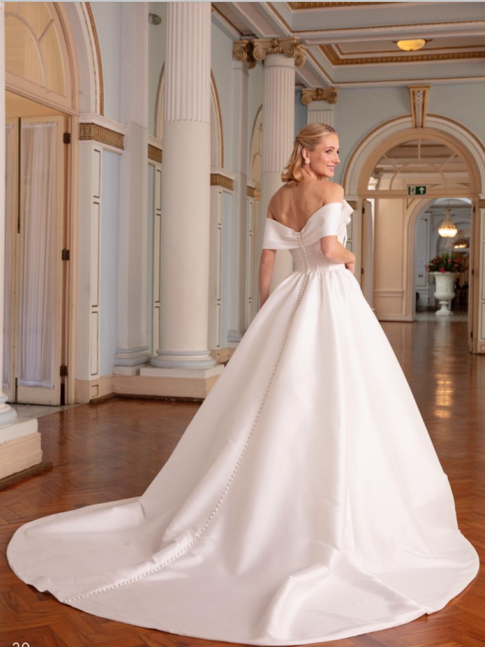 Vestido noiva rodado, off-white, decote tomara que caia com pala.