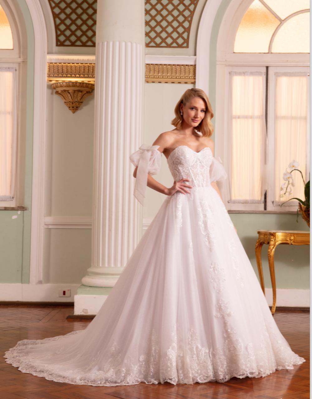 Vestido noiva rodado, branco, tomara que caia. Vestido em cetim sobreposto por tela de glitter e tule com aplicações de rendas bordadas.