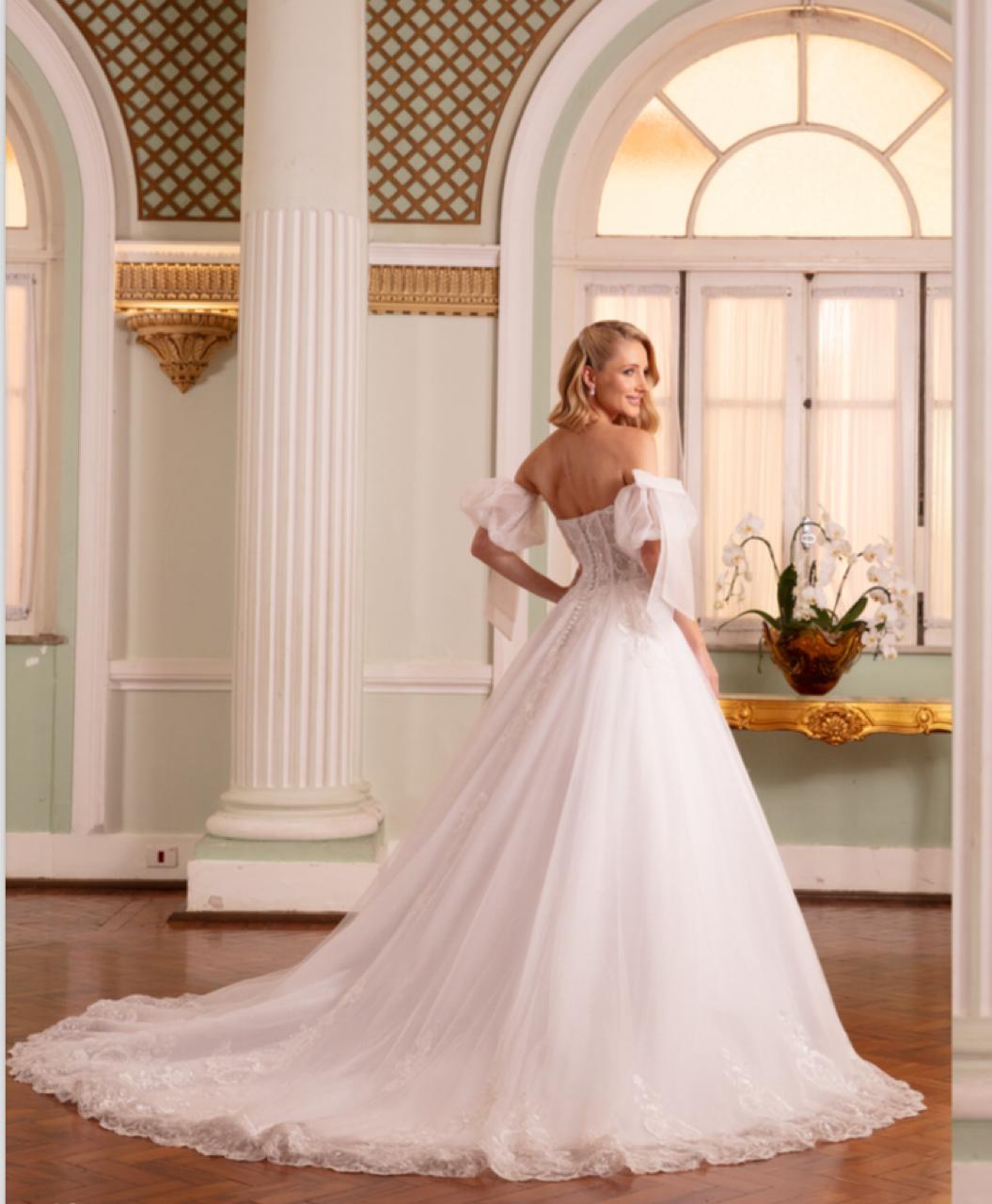 Vestido noiva rodado, branco, tomara que caia. Vestido em cetim sobreposto por tela de glitter e tule com aplicações de rendas bordadas.